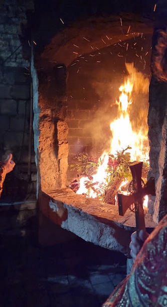 У ПОРТИ ЦРКВЕ СВ. НИКОЛЕ У КОТОРУ ТРАДИЦИОНАЛНО НАЛОЖЕН ДЈЕЧИЈИ БАДЊАК