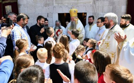 Митрополит Јоаникије: Свети Николај утишава и савлађује искушења на животном путу свих хришћана који му се обраћају