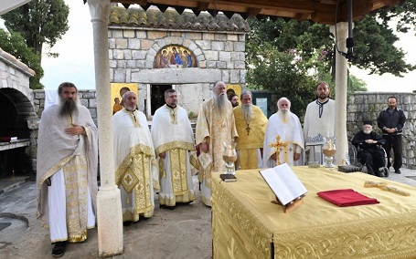 Митрополит Јоаникије на Михољској Превлаци: Сабрали смо се на овим рушевинама носећи дух обнове