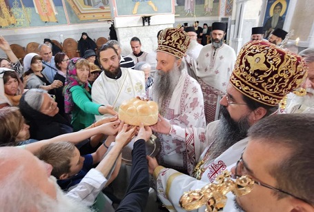 Патријарх Порфирије богослужио у Светоархангелском манастиру у Ковиљу