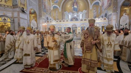 Свети архијерејски сабор почео Литургијом у храму на Врачару